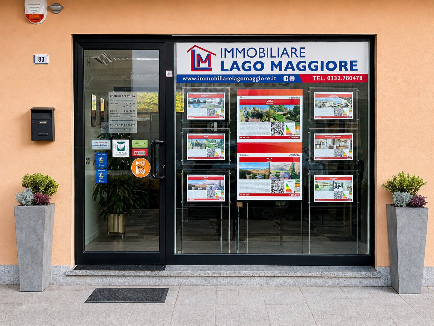 La vetrina dell'Immobiliare Lago Maggiore in Via Piave 83 a Ispra